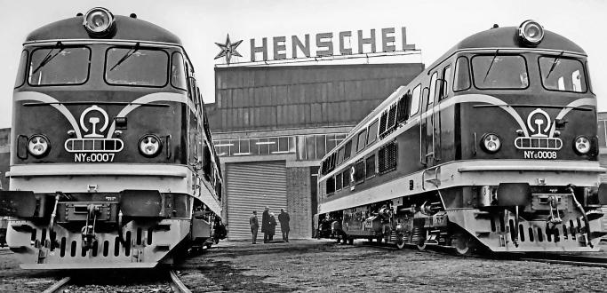 Fertig zur Auslieferung: Aus dem Jahr 1972 stammt diese Aufnahme mit zwei Lokomotiven, die bei Henschel produziert und nach China ausgeliefert wurden. Im Hintergrund ist das Firmenlogo mit dem Henschelstern zu sehen. FOTO: HENSCHELMUSEUM/