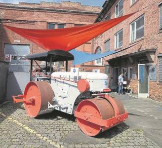 Schwergewicht: die Dampfwalze vor dem Eingang zum Museum. FOTOS: THOMAS SIEMON