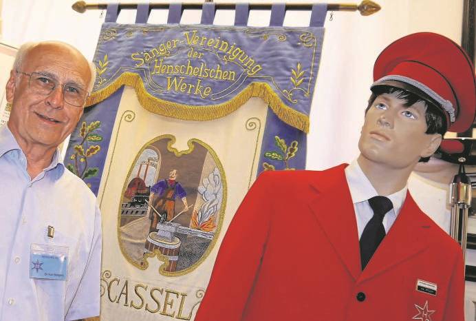 Im Henschel-Museum: Der Museumsführer Kurt Bangert zeigt die reproduzierte Fahne des Henschel-Chors. Das Original wurde von Sophie Henschel gestiftet.