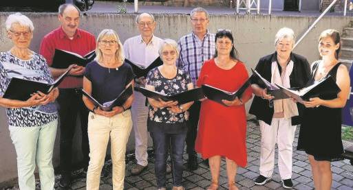 Beim Jubiläum: Rosemarie Findorf (von links), Ralph Pfaffenbach, Marion Steffens (stellvertretende Vorsitzende), Manfred Reim, Manuela Koch, Rüdiger Koch, Ilona Lisowski und Veronika Heise (Erste Vorsitzende) vom Henschel-Chor mit ihrer Chorleiterin Johanna Schluckwerder.