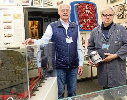 Sie führen durchs Museum: Kurt Bangert (links) ist neuer Museumsleiter des Henschelmuseums, und Uwe Müller ist der neue Vorsitzende des Vereins Henschel-Museum und -Sammlung.