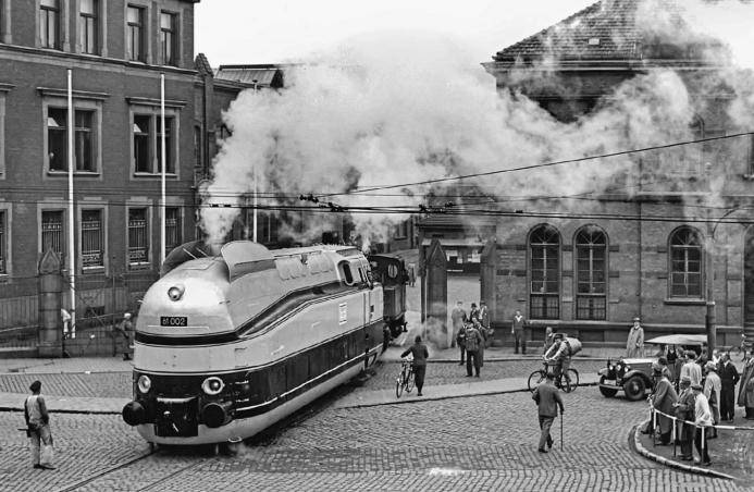 Vom Werk zum Bahnhof: Diese neue Schnellfahrlok 61 002 verlässt am 12. Juni 1939 das Werksgelände der Firma Henschel und überquert den Holländischen Platz in Richtung Bahnhof Unterstadt.