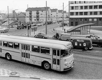 Moderne Kreuzung: Ein Henschel-Bus passiert in den 1960er-Jahren die Altmarkt-Kreuzung.