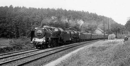 Reichsbahnidylle liefert die Aufnahme der Versuchs-Hochdrucklok H17 206 vor Planzügen und vorbei an doppelreihigen Telegrafenmasten und dem Gemüsegärtchen, der zum Wärterhaus gehört. Das Bild wurde 1929 aufgenommen.